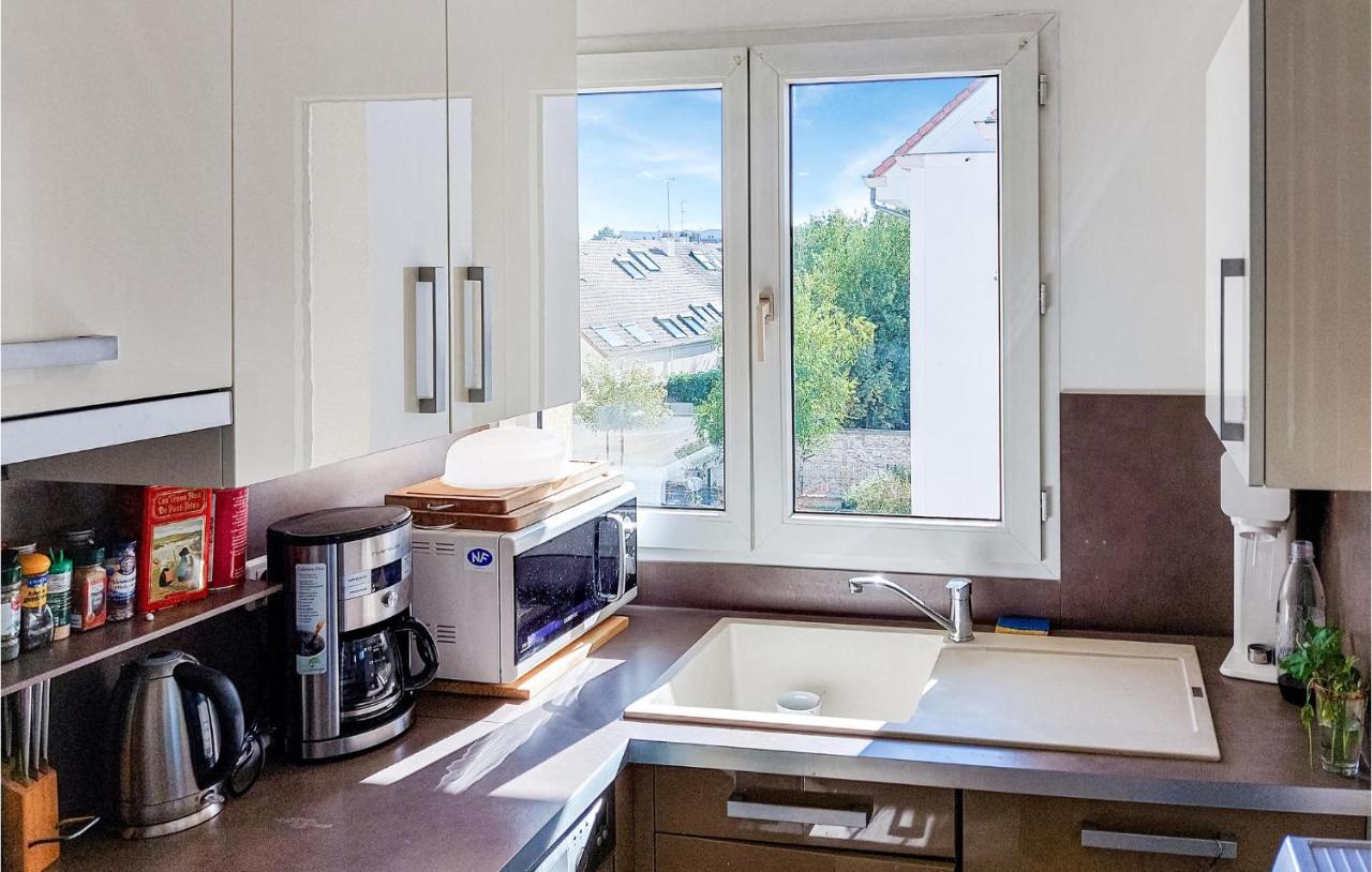 Awesome Apartment In Triel-Sur-Seine With Kitchen Exterior photo